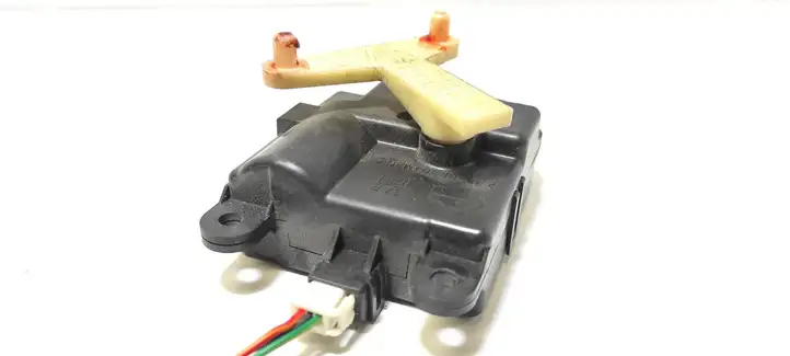 Nissan Primera (2001 - 2008) 3T05030820 Двигатель задвижки потока воздуха — фото 2