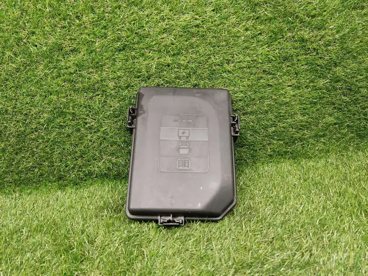 Chevrolet Cruze II (2016 - )  39017449 Крышка ящика предохранителей