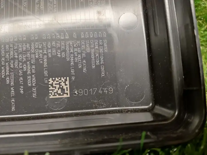 Chevrolet Cruze II (2016 - )  39017449 Крышка ящика предохранителей