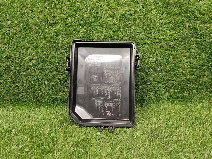 Chevrolet Cruze II (2016 - )  39017449 Крышка ящика предохранителей