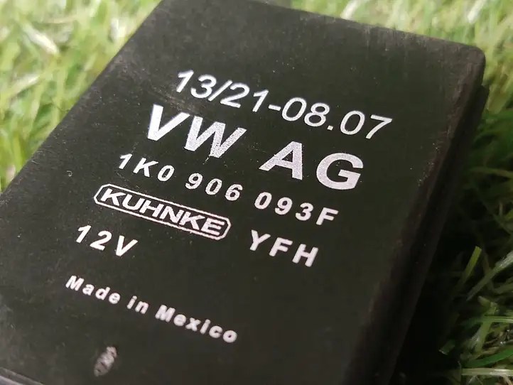 Volkswagen Jetta VI (2011 - 2018) 1K0906093F Реле насоса горючего — фото 2
