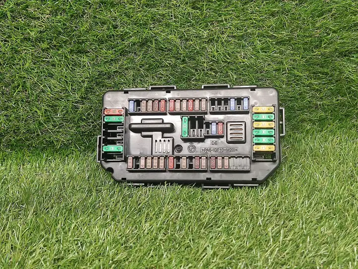 BMW 3 F30 F35 F31 (2012 - 2018)  9389069 Блок предохранителей