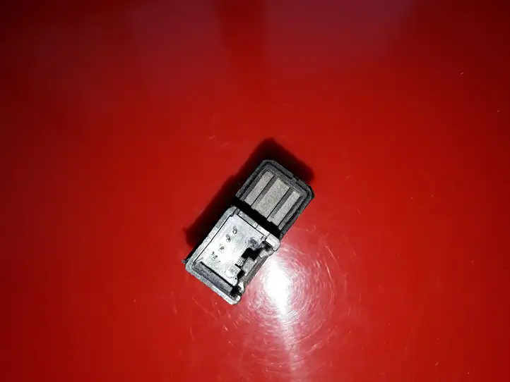 Mazda CX-9 (2006 - 2012) K0021 Кнопка закрытия крышки багажника — фото 2