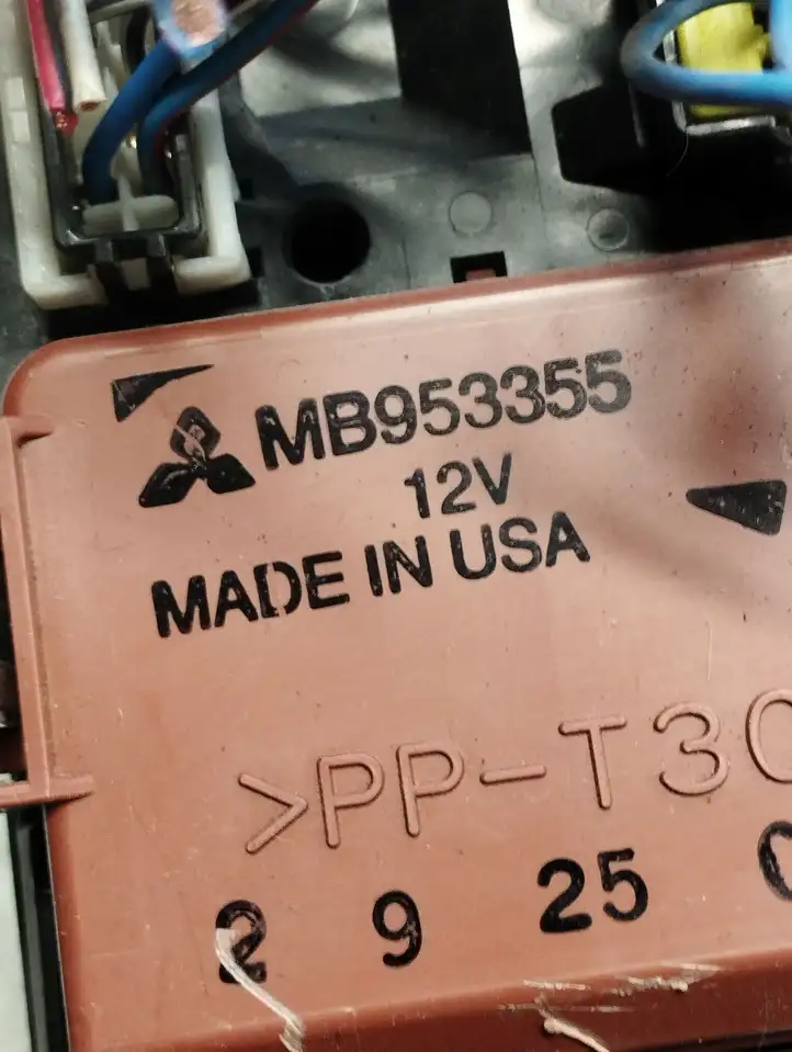 Mitsubishi Space Star (1998 - 2005) MB953355 Блок предохранителей — фото 3