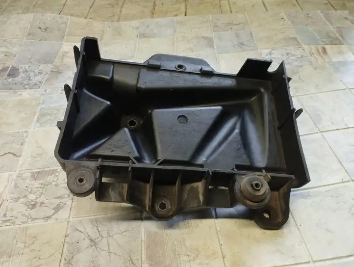 Volkswagen Fox (2009 - 2011) Площадка аккумулятора — фото 2