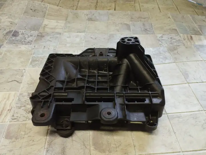 Volkswagen Fox (2009 - 2011) Площадка аккумулятора — фото 4
