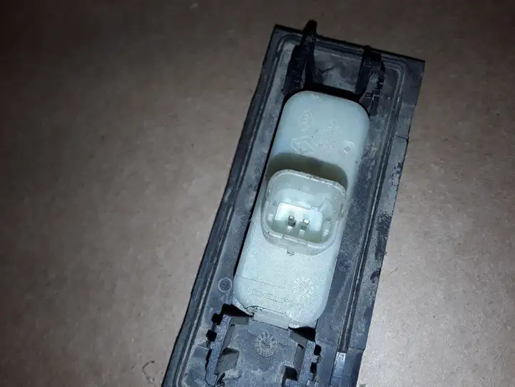 Renault Clio II (2001 - 2005) 8200299249 Кнопка закрытия крышки багажника — фото 3