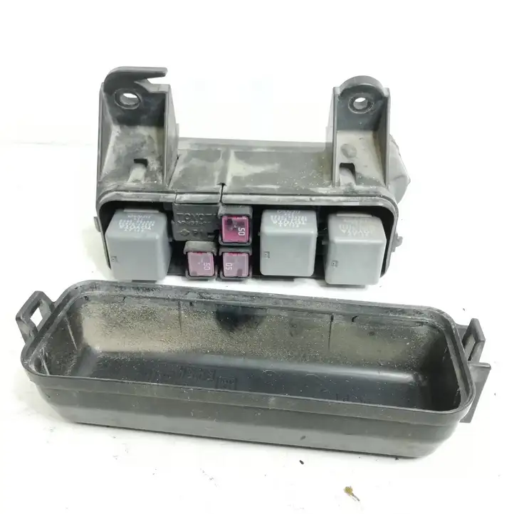 Toyota Avensis Verso (2001 - 2004) 9098702025 Блок монтирования реле — фото 1