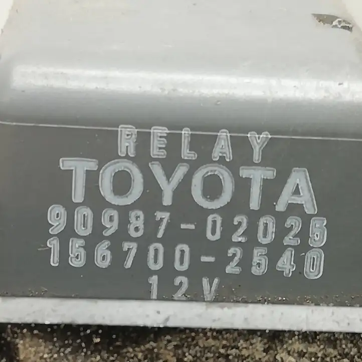 Toyota Avensis Verso (2001 - 2004) 9098702025 Блок монтирования реле — фото 2