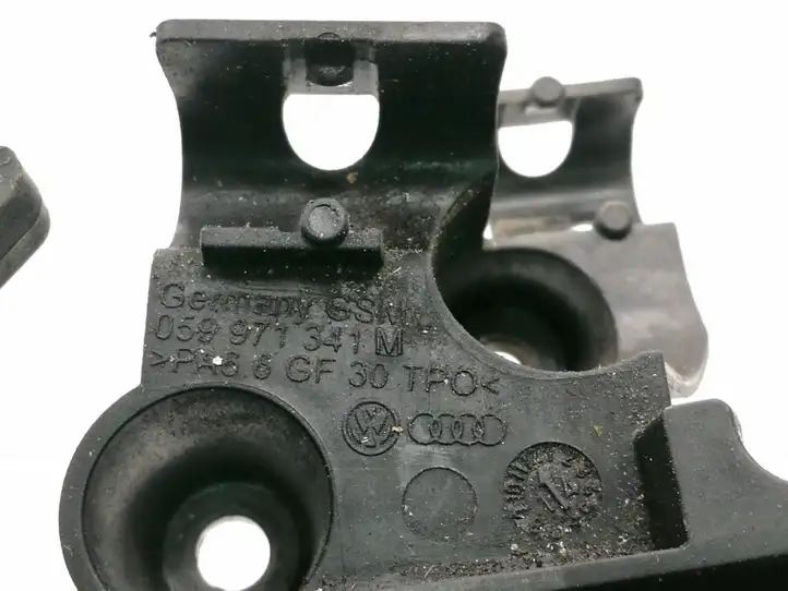 Audi A8 (2013 - 2017)  059971341M Другая деталь отсека двигателя