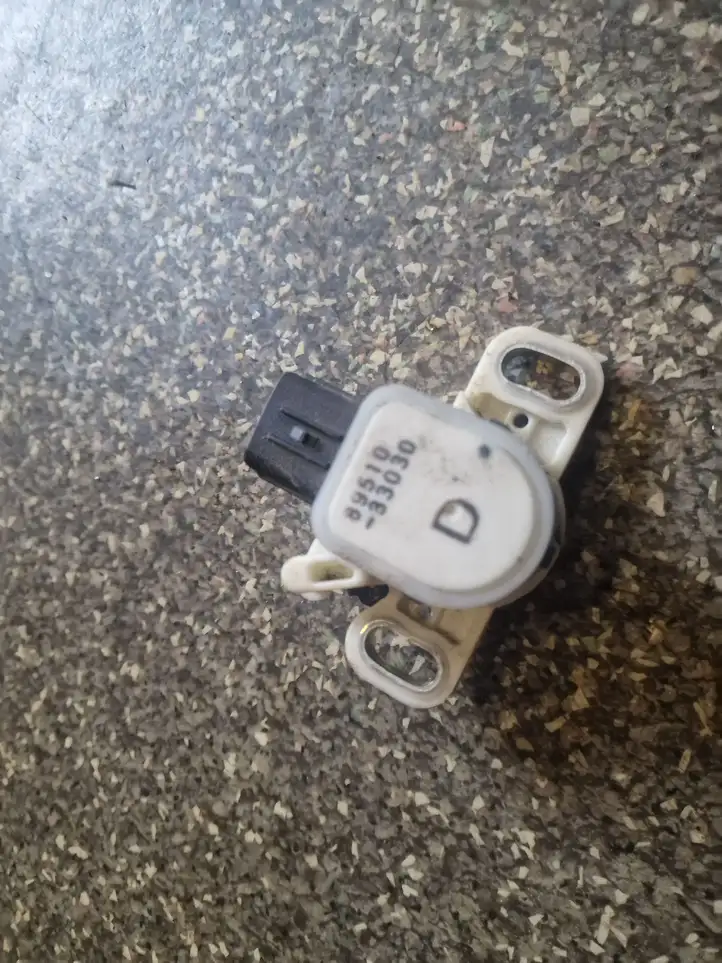 Toyota Yaris (2012 - 2014) 8951033030 Датчик заднего хода — фото 1