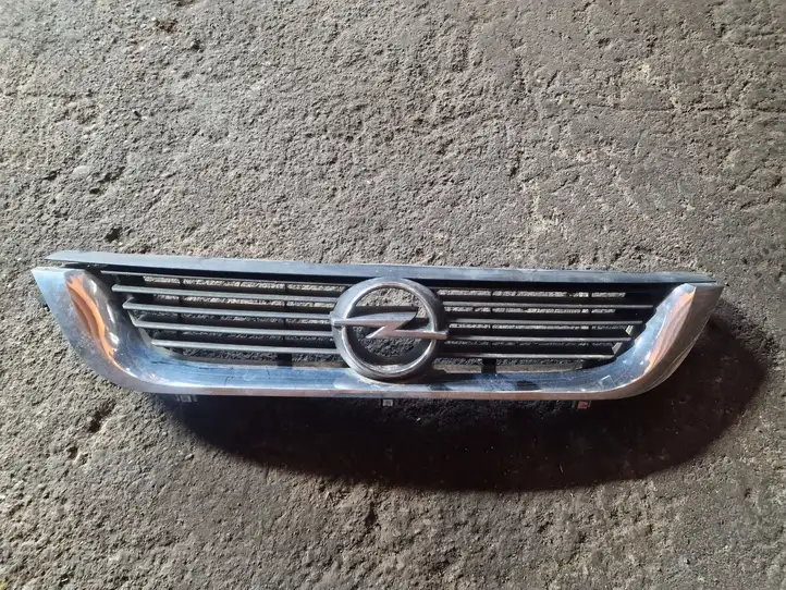 Opel Vectra B (1999 - 2002) Верхняя решетка радиатора — фото 1