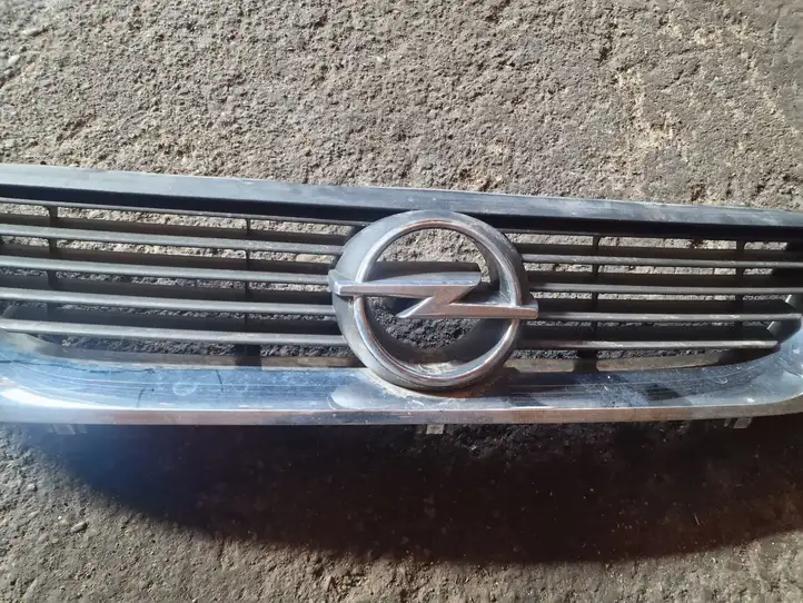 Opel Vectra B (1999 - 2002) Верхняя решетка радиатора — фото 2