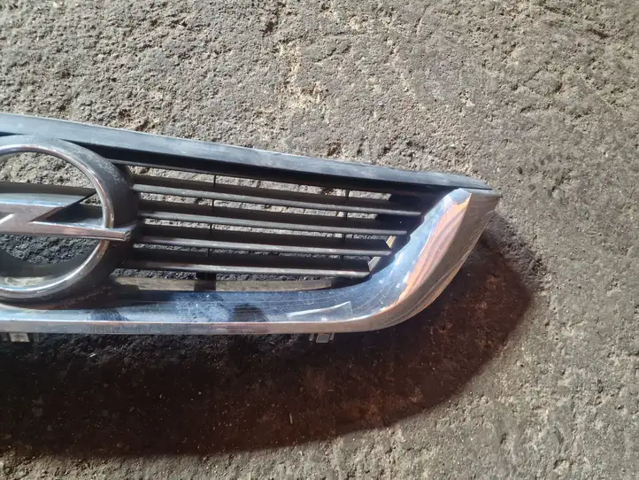 Opel Vectra B (1999 - 2002) Верхняя решетка радиатора — фото 3