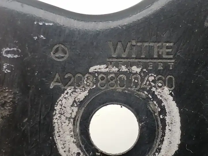 Mercedes-Benz C W203 (2000 - 2007) A2038800460 Кронштейн замка капота — фото 3