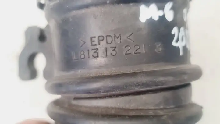 Mazda 6 (2002 - 2005) L813132213 Трубка подачи воздуха — фото 1