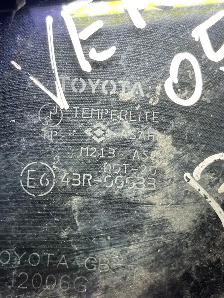 Toyota Avensis Verso (2004 - 2009) Треугольное стекло кузова — фото 2