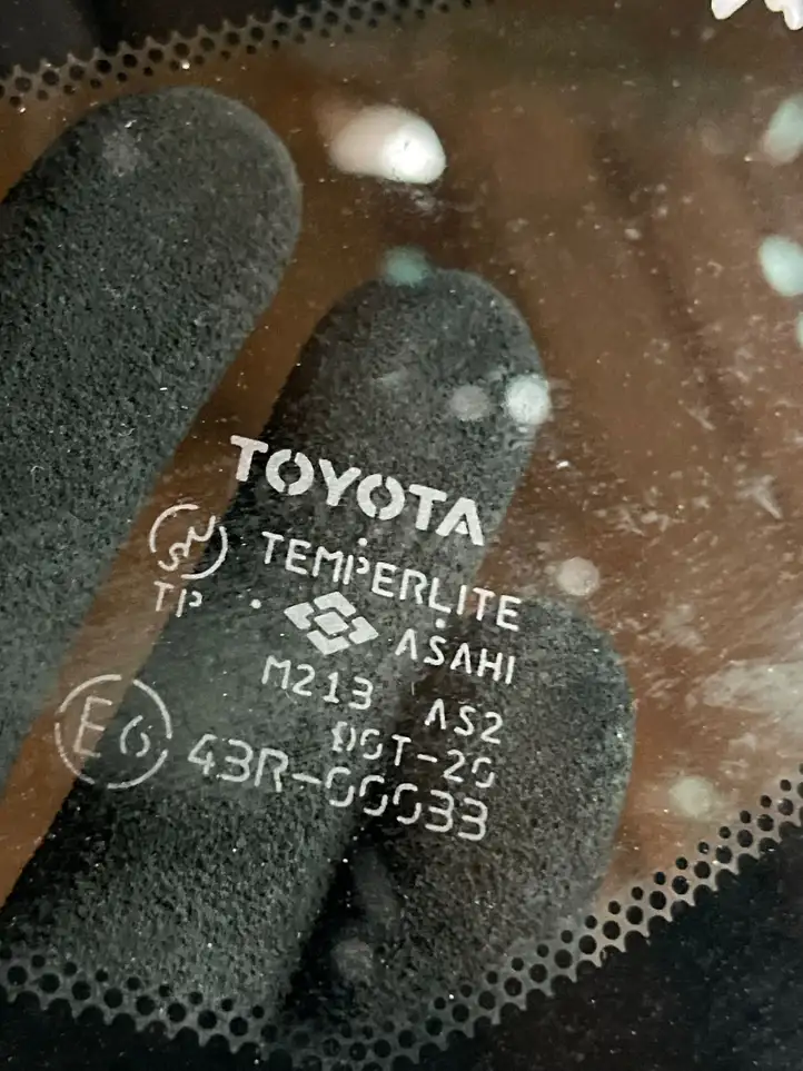 Toyota Avensis Verso (2001 - 2004) Треугольное стекло кузова — фото 2