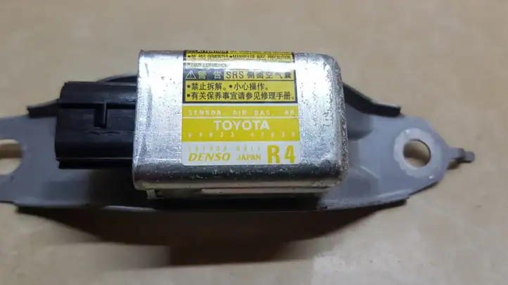 Toyota Prius (XW20) (2003 - 2009) 8983347030 Датчик удара SRS — фото 2