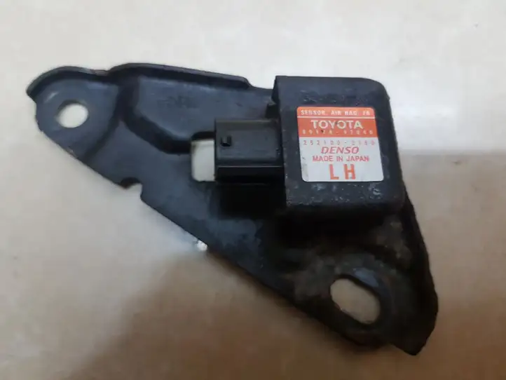 Toyota Prius (XW20) (2003 - 2009) 8917447040 Датчик удара SRS — фото 1