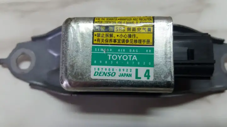 Toyota Prius (XW20) (2003 - 2009) 8983447020 Датчик удара SRS — фото 1