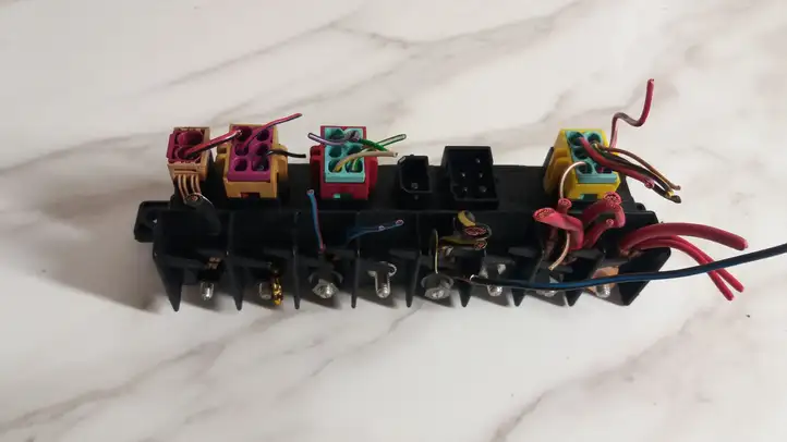 Audi A4 (1999 - 2001)  4A0941822 Блок предохранителей