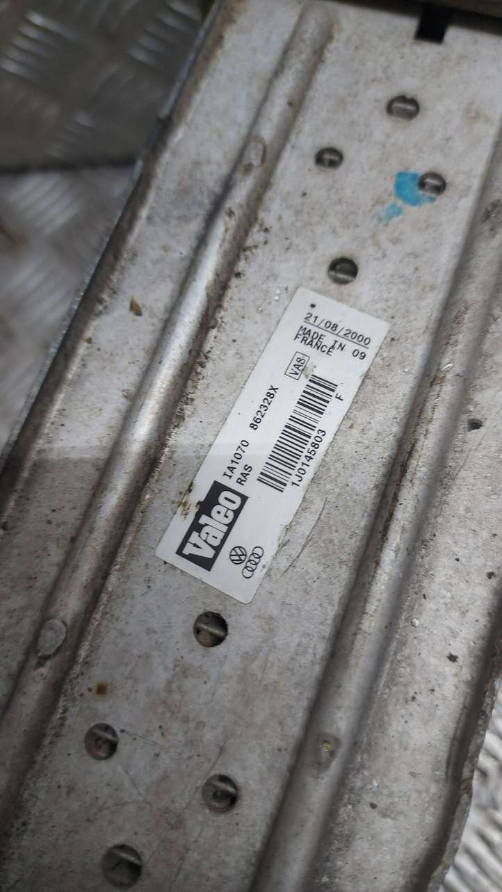 Volkswagen Golf IV (1998 - 2005)  1J0145803F Радиатор интеркулера