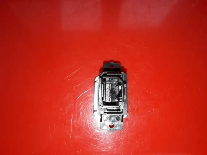 Honda Accord (2008 - 2016) M26983 Кнопка закрытия крышки багажника — фото 2