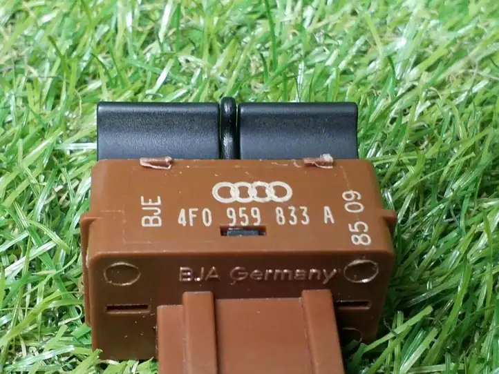 Audi Q7 4L (2005 - 2009) 4F0959833A Кнопка закрытия крышки багажника — фото 2