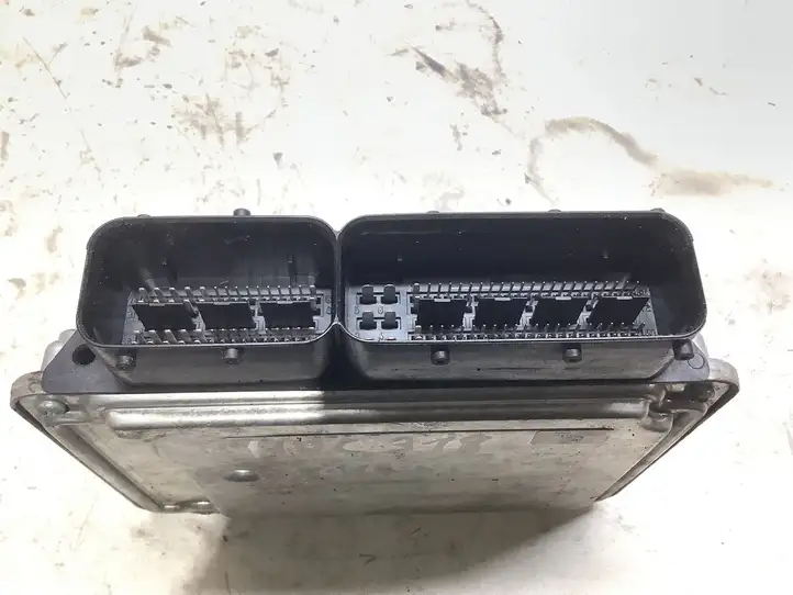 Skoda Fabia Mk2 (5J) (2007 - 2014)  045906013Q Блок управления двигателя