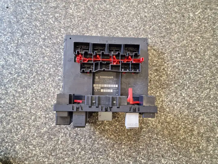 Volkswagen Touran I (2003 - 2010)  1K0937049T Блок предохранителей