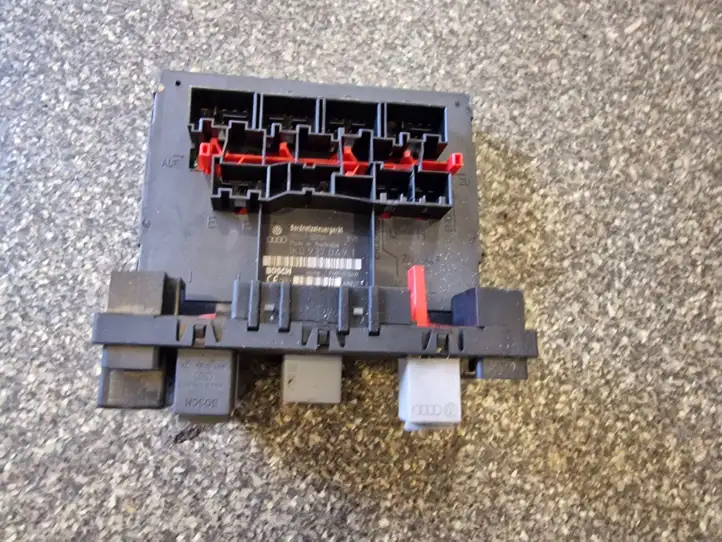 Volkswagen Touran I (2003 - 2010)  1K0937049T Блок предохранителей