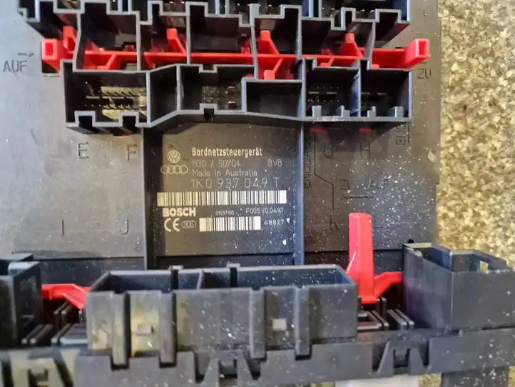 Volkswagen Touran I (2003 - 2010)  1K0937049T Блок предохранителей