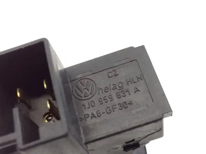 Volkswagen PASSAT B5.5 (2001 - 2005) 1J0959831A Кнопка закрытия крышки багажника — фото 4