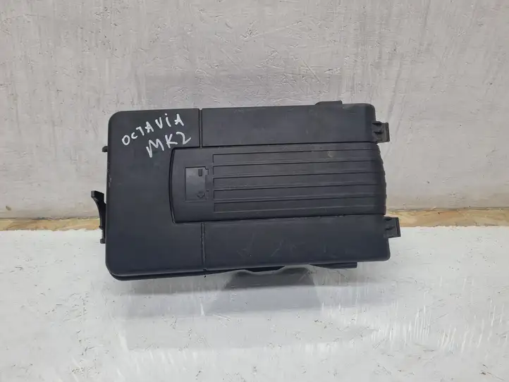 Skoda Octavia Mk2 (1Z) (2004 - 2013) 1K0915443A Крышка ящика аккумулятора — фото 1