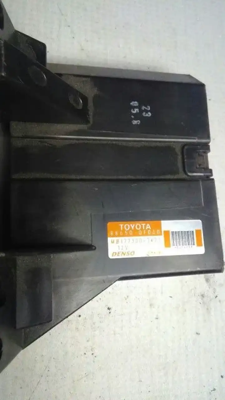 Toyota Corolla Verso AR10 (2004 - 2009) 886500F030 Модуль управления кондиционером — фото 3