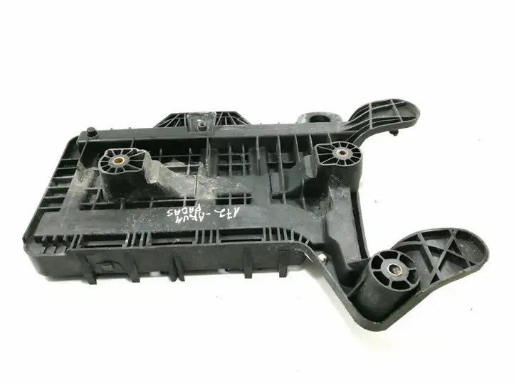 Volkswagen Touran I (2003 - 2010) 1K0915333B Площадка аккумулятора — фото 2