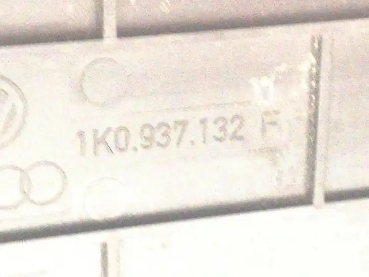 Volkswagen Golf V (2003 - 2009) 1K0937132F Крышка ящика предохранителей — фото 5