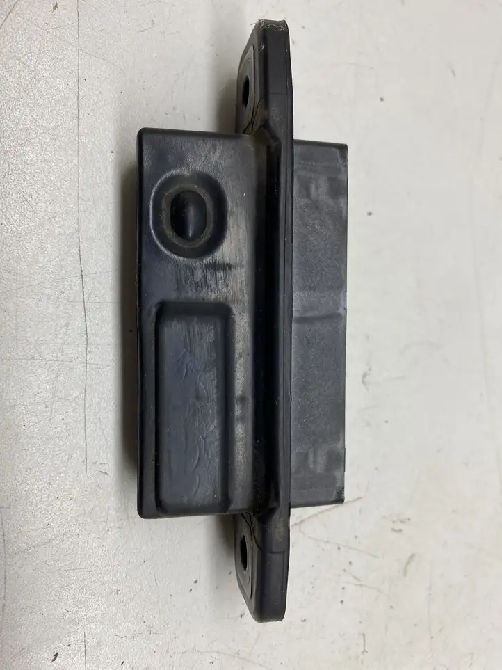 Lexus RX 450H (2008 - 2012) Кнопка закрытия крышки багажника — фото 1