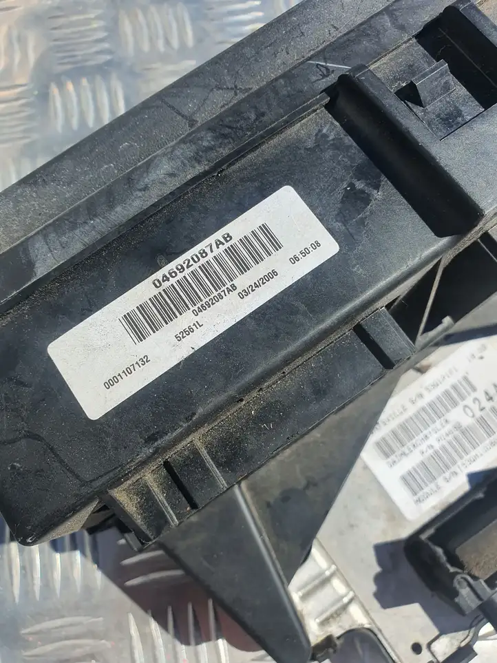 Jeep Cherokee (2001 - 2007) P04692017AK Модуль комфорта — фото 4