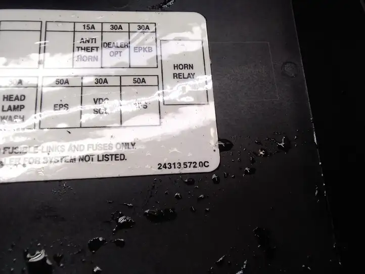 Nissan Qashqai (2013 - 2017) Крышка ящика предохранителей — фото 2
