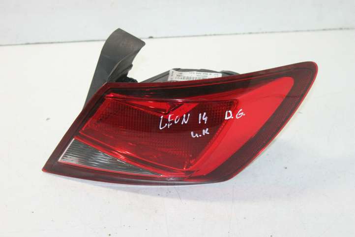 Seat Leon (5F) (2012 - 2019)  5F0945096B Задний фонарь в кузове