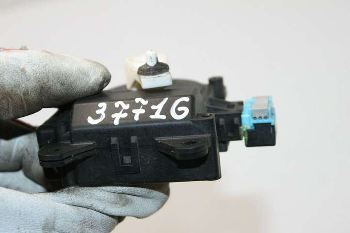Toyota Prius (XW30) (2009 - 2015)  0638000181 Двигатель задвижки потока воздуха