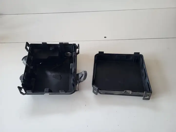 Nissan Pulsar (2014 - 2018)   Крышка ящика предохранителей