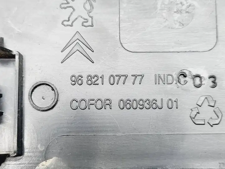 Citroen Berlingo (2012 - 2015) 9682107777 Прочие детали салона — фото 4