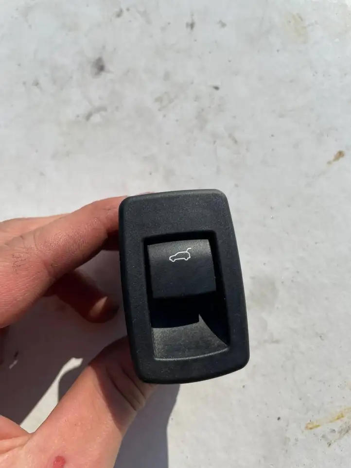 BMW 2 F45 (2014 - 2021) 9299447 Кнопка закрытия крышки багажника — фото 1