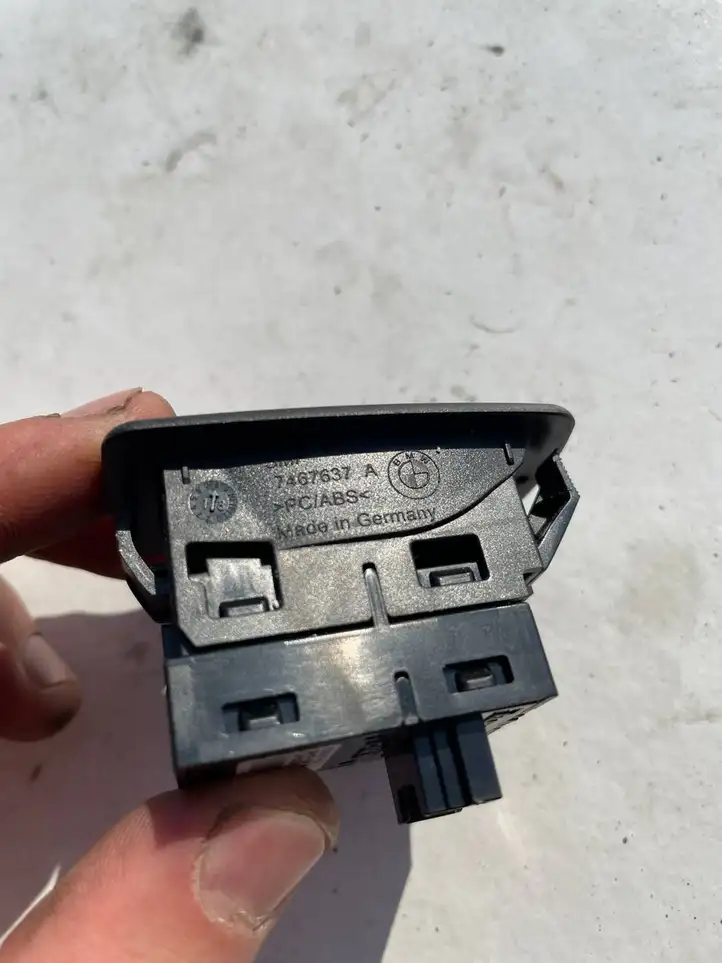 BMW 2 F45 (2014 - 2021) 9299447 Кнопка закрытия крышки багажника — фото 2
