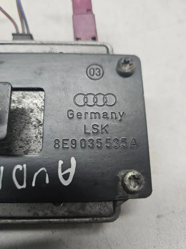 Audi A4 S4 B7 8E 8H (2004 - 2009) 8E9035535A Усилитель антенны — фото 3