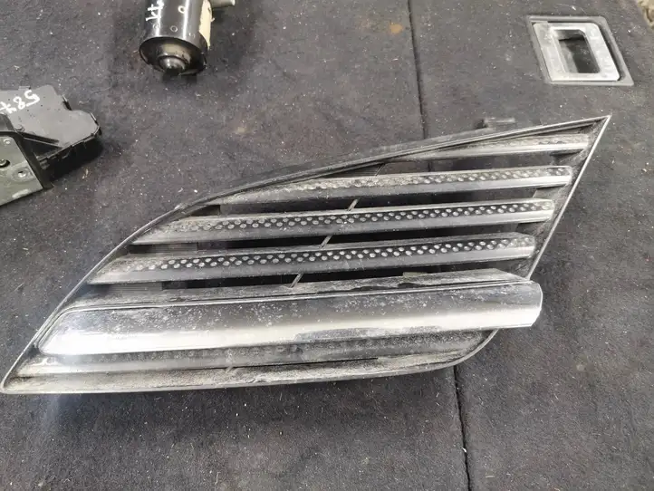 Nissan Primera (2001 - 2008)  62330 Верхняя решётка