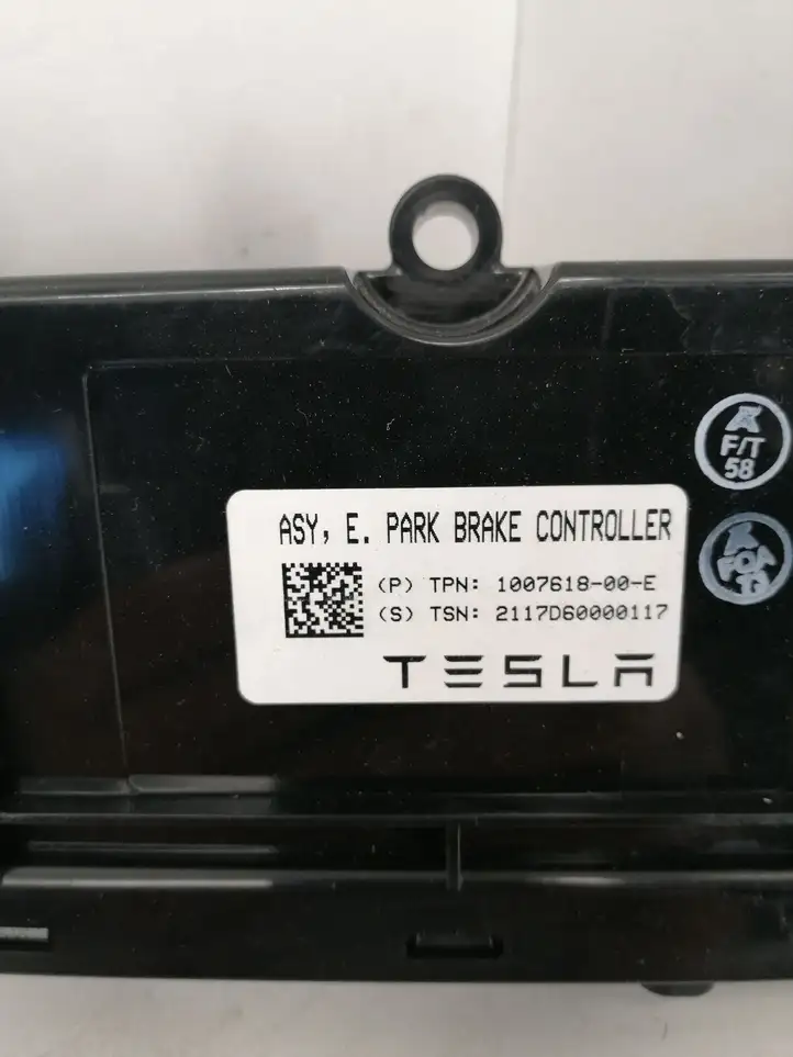 Tesla Model X (2015 - 2021) 100761800E Блок управления стояночным тормозом — фото 3